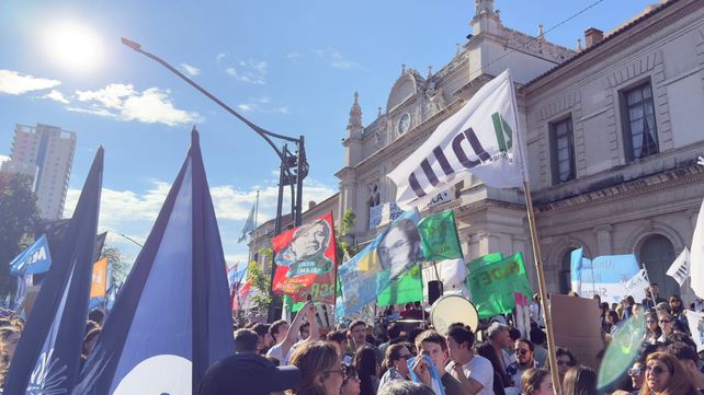 Comenzó la quinta Marcha Federal Universitaria: la comunidad educativa vuelve a las calles de Santa Fe Comenzó la quinta Marcha Federal Universitaria: la comunidad educativa vuelve a las calles de Santa Fe