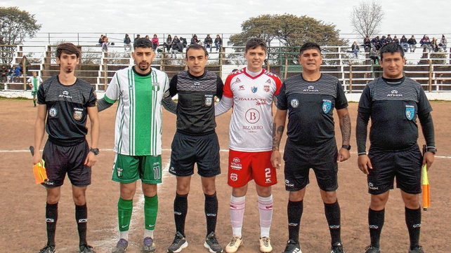 El &aacute;rbitro Alejandro Aguilera y los capitanes de San Crist&oacute;bal y Floresta.