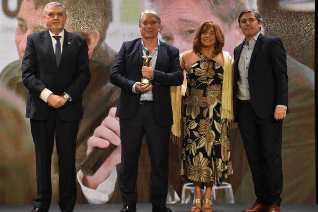 Carlos Felice. Presidente de OSPAT (Obra Social del Personal de la Actividad del Turf), cargo que ocupa desde hace m&aacute;s de 30 a&ntilde;os. En la foto recibiendo el premio Brigadier honor&iacute;fico.&nbsp;