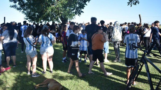 Gran convocatoria en el aeropuerto de Sauce Viejo por la llegada de Lionel Messi a la Argentina