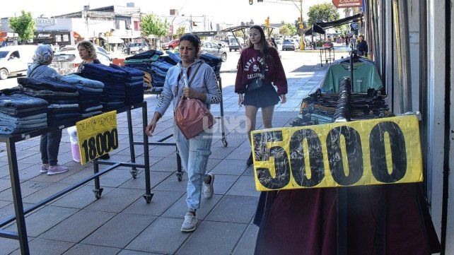 Gente realizando compras en Av. Aristóbulo del Valle.