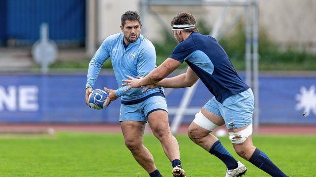 El mendocino Juan Martín González lanza el pase al rafaelino Pedro Rubiolo que será titular ante los ingleses.