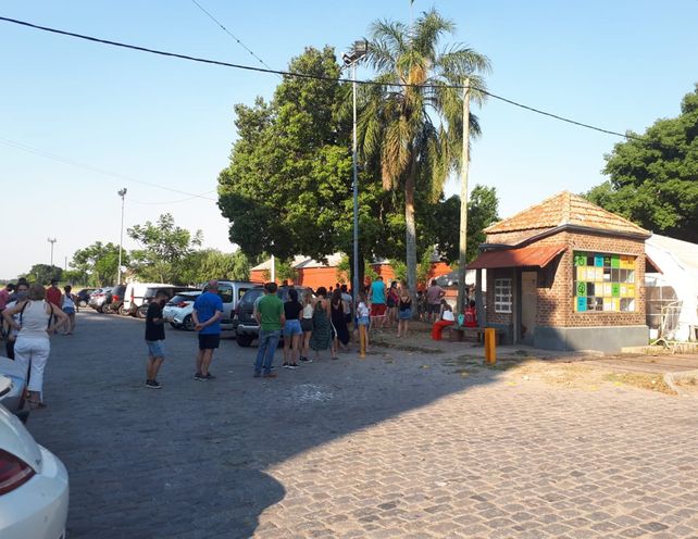 Por la alta demanda de testeos, trasladan tres carpas de hisopados a escuelas de Santa Fe&nbsp;