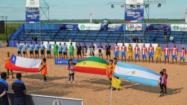 De la Liga Evolución de Fútbol Playa participan las selecciones de Argentina, Bolivia, Chile, Uruguay y Paraguay.
