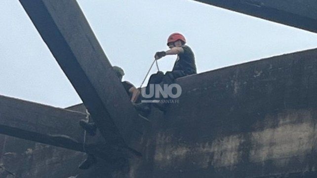 Puente Carretero: un hombre escaló uno de los arcos y generó un operativo de rescate que duró más de ocho horas