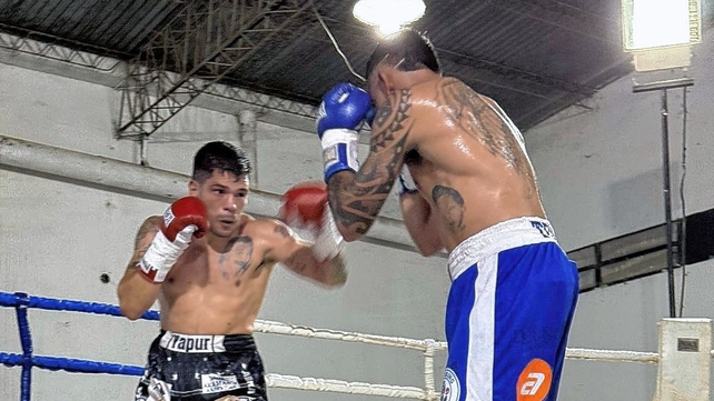 Dami&aacute;n Yapur de Thunder Box santafesino le GPP a Retamoso del Olimboxing.