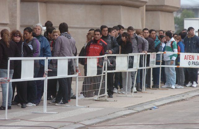Largas filas para ingresar a despedir al León Santafesinos en la Belgrano
