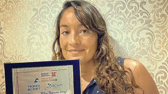 La nadadora santafesina recibi&oacute; un reconocimiento por igualar el r&eacute;cord de participaciones en la Capri-N&aacute;poles.