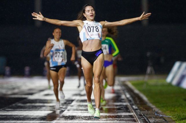 En los 1500 femenino, la metropolitana Fedra Aldana Luna Sambran ganó la competencia con un tiempo de 4:14.69.