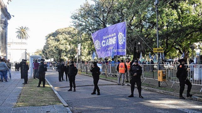 Militantes y sindicatos en apoyo del gobernador en la Legislatura.