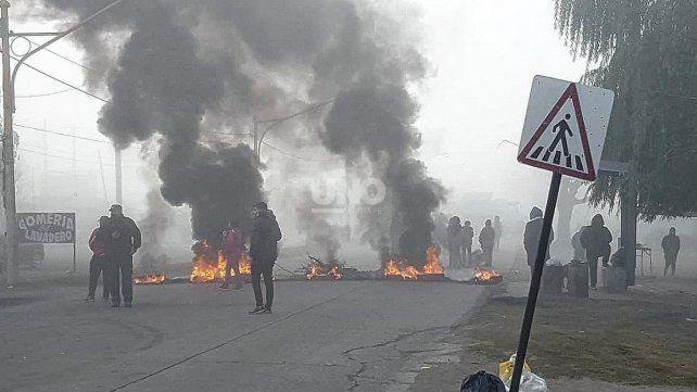 Protesta de vecinos en el Centro de Distrito de La Tablada.
