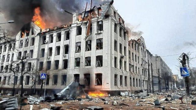 Un incendio en el edificio del Departamento de Economía de la Universidad Nacional Karazin Kharkiv, Ucrania, alcanzada durante un reciente bombardeo de Rusia, el 2 de marzo de 2022. (Sergey BOBOK / AFP).