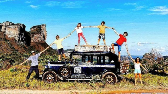 Hasta llegar a Alaska pasaron 4 años; regresaron en barco a Argentina y recorrieron el país. Después el viaje siguió por África, Oceanía, Asia y Europa.