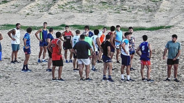 Intensa pretemporada lleva adelante el plantel Gitano en la arena de la costanera y en el club con sesiones de rugby.
