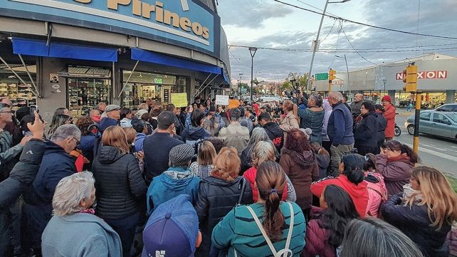 Un centenar de vecinos de Santo Tom&eacute; se reunieron este viernes en la zona de las cinco esquinas bajo la consigna "los santotomesinos decimos basta de robos y asesinatos".