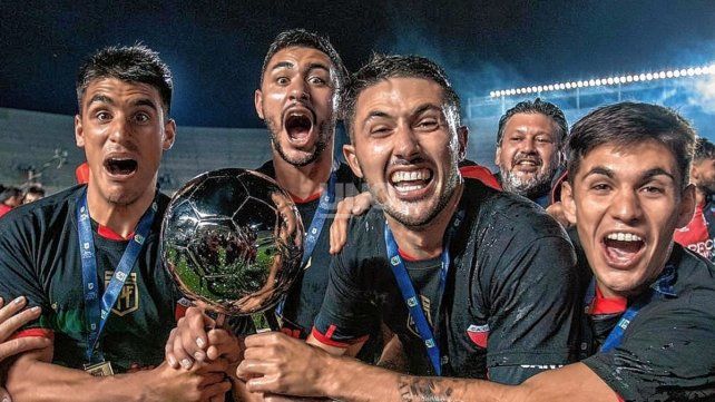 Facundo Garcés festejando con la Copa de la Liga Profesional el primer título de Colón en el fútbol grande.