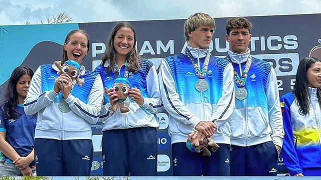 Candela Giordanino (primera desde la izquierda) junto al grupo que fue campe&oacute;n en el relvo 4x1500 en Medell&iacute;n.