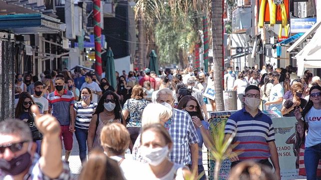 Una postal del 2021, todos con barbijo en la peatonal.