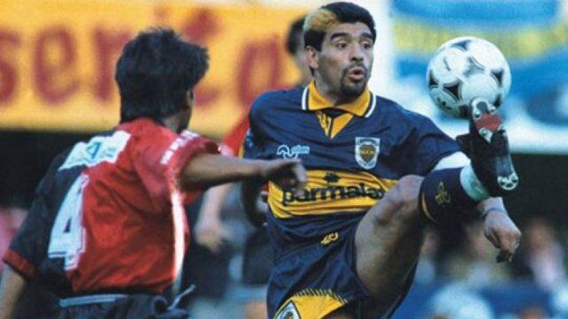 Maradona se llevó todas las miradas contra Colón hace 25 años.