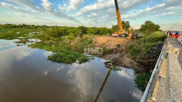 El operativo para rescatar el cuerpo del chofer y retirar el camión del agua en el arroyo Miní