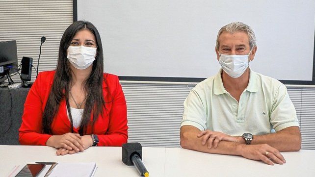 La nueva directora del hospital Iturraspe, Milagros Cuenca, junto al exdirector Francisco Villano.