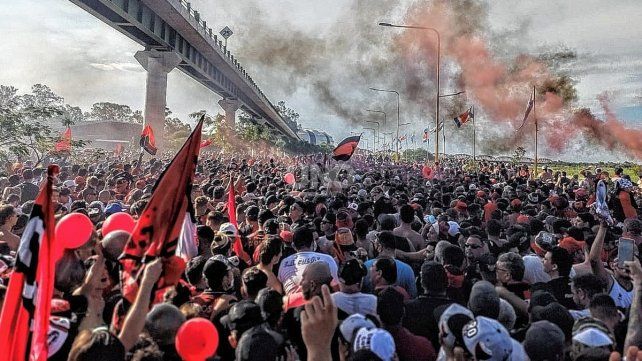 Los hinchas de Colón sorprendieron a todo Santiago del Estero para el Trofeo de Campeones.