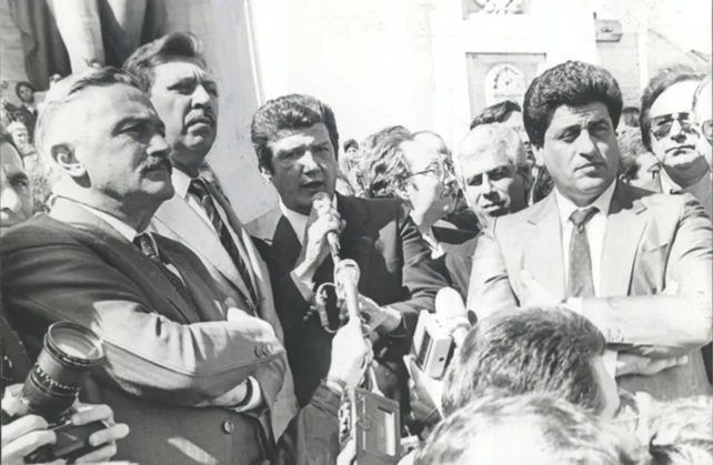 Vernet, Estévez Boero, Reviglio y "Changui" Cáceres, símbolos del consenso político frente a la amenaza golpista de 1987. Vernet, Estévez Boero, Reviglio y "Changui" Cáceres, símbolos del consenso político frente a la amenaza golpista de 1987.