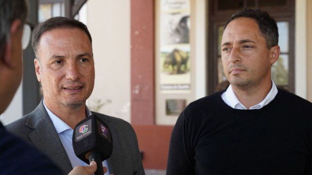 El ministro de Obras Públicas, Lisandro Enrico junto al  secretario de Recursos Hídricos, Nicolás Mijich