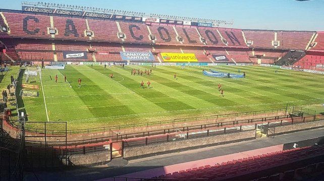 Col&oacute;n contrat&oacute; una empresa especializada para mejorar el campo de juego del Brigadier L&oacute;pez. Foto: @Radio_RitmoSF