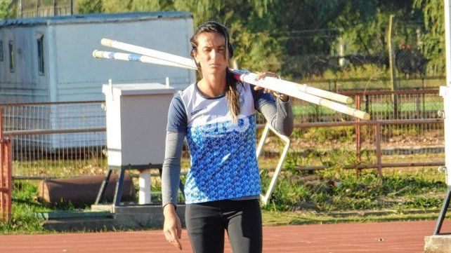 La garrocha y el Card, dos vínculos muy fuertes en Valeria, quien lleva el atletismo impregnado en la sangre, pero con sello propio.