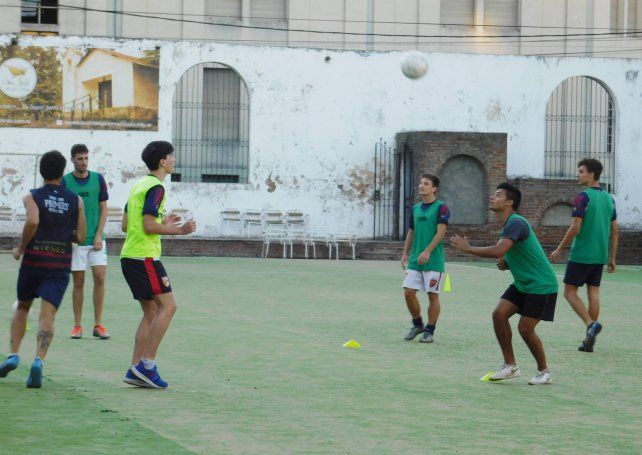 Las prácticas de la escuadra colegial se realizan cumpliendo con los pertinentes protocolos.