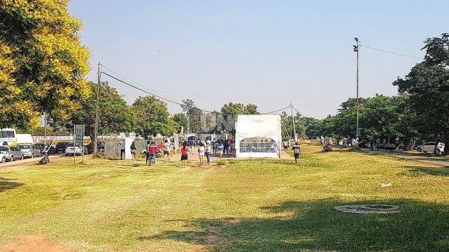 Filas para hisoparse en la el playón Municipal de Blas Parera