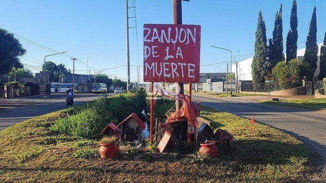 Seguridad vial en Aristóbulo del Valle: en marzo relanzan la licitación para eliminar el "zanjón de la muerte". Seguridad vial en Aristóbulo del Valle: en marzo relanzan la licitación para eliminar el "zanjón de la muerte".
