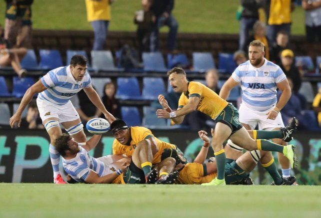 El cordob&eacute;s Mat&iacute;as Alemanno y el rafaelino Mayco Vivas observar atentamente la acci&oacute;n del medio scrum de los australianos.