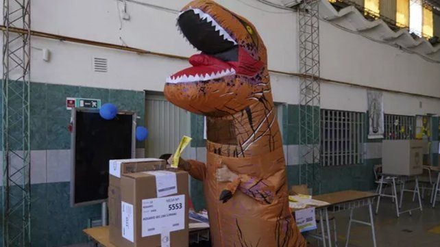 Fue a votar con un disfraz de dinosaurio a una escuela santafesina 