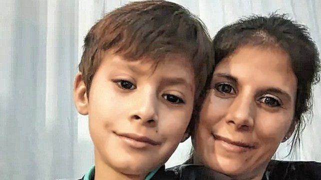 Pablito Álbarez con su mamá antes del transplante. 