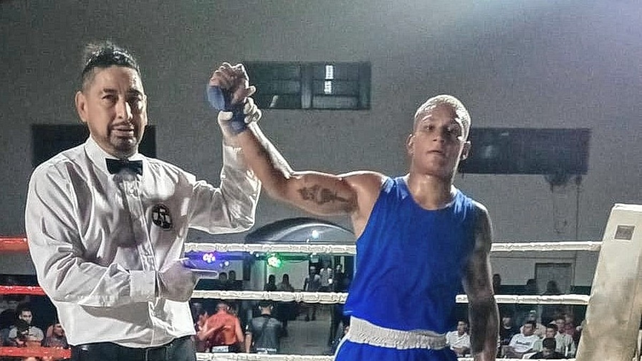 Luciano Far&iacute;as del Olimboxing GPP a Gauchat en el evento organizado por el Toledo Boxing Club.