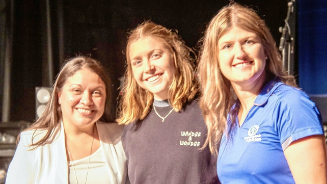 La liberte&ntilde;a Erika Yenssen junto a autoridades de la ciudad de Roberval, y de la Traves&iacute;a del Lago San Juan.