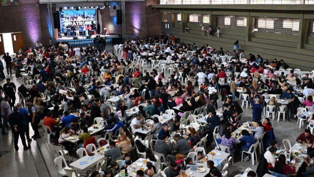 Vecinos de distintos barrios se reunieron en una tallarinada patria en el salón de actos del colegio Don Bosco