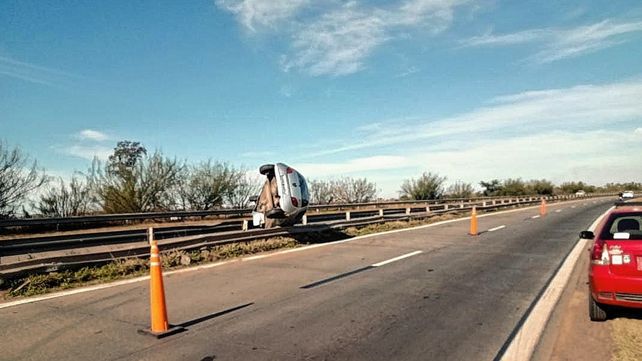 Perdi&oacute; el control del auto y qued&oacute; montado en el guardarra&iacute;l del cantero central&nbsp;