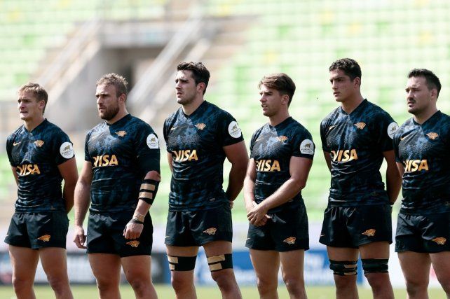 El rafaelino Mayco Vivas, y sus compañeros, en el minuto de silencio por el asesinato de Federico Martin Aramburu.