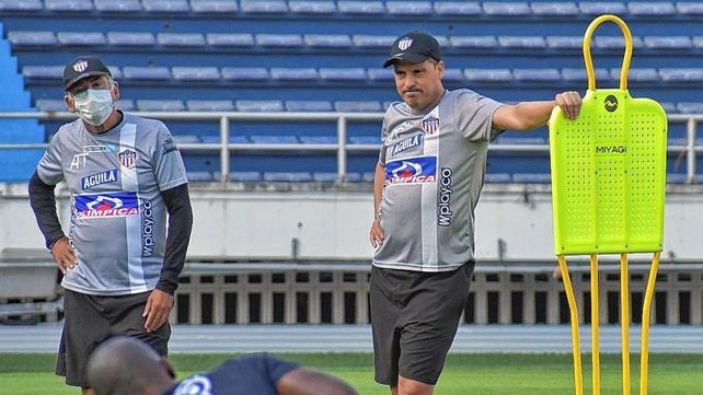 juan Cruz Real, DT de Junior, tiene dos partidos por el torneo local antes de visitar a Unión.