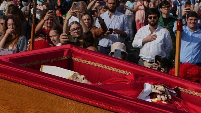 El cuerpo del papa Francisco es trasladado a la Basílica de San Pedro del Vaticano, el miércoles 23 de abril de 2025, donde permanecerá tres días