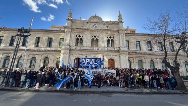 Concentración en la explanada de Rectorado en la UNL.