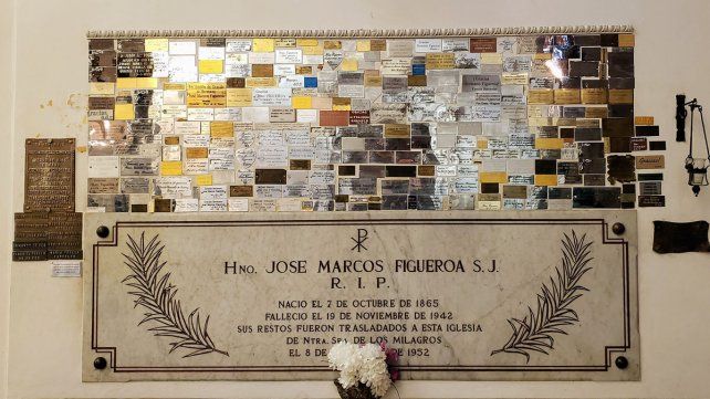 Está enterrado en el santuario de Nuestra Señora de los Milagros, de Santa Fe.