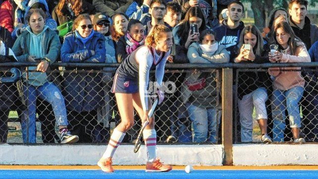 Delfina Merino, formó parte del seleccionado de Buenos Aires, y se llevó las miradas y todas las fotos de la gran cantidad de público en el predio de la ASH.