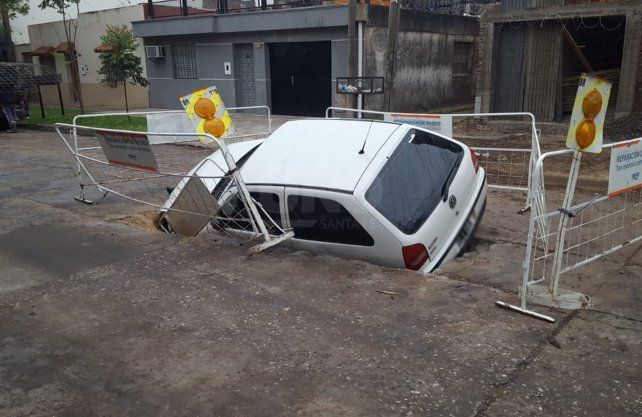 Un auto terminó dentro de un arreglo de Aguas Santafesinas. 