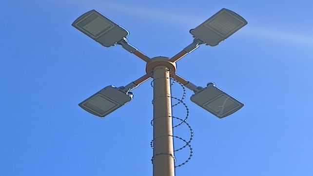 Luminaria con alambre de púas en el Parque Garay.