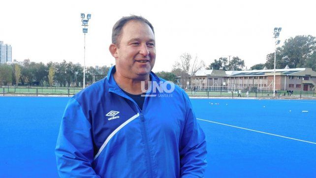 Miguel Tato Alberto es el entrenador del plantel superior de Colón, quien destacó que las chicas siempre quieren entrenar en la cancha.
