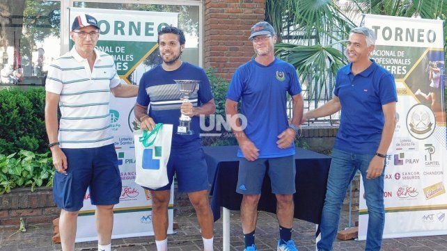 El vicepresidente del SFLTC, Gabriel Rostagno, junto al ganador Hidalgo; el capitán Vallini y el dirigente Guillermo Aranda.